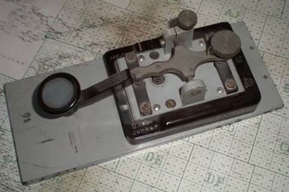 Los mensajes se transmitían por telégrafo mediante el código morse, pero antes se cifraban con la máquina Enigma