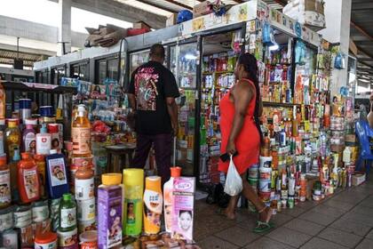 Los mercados africanos están inundados de productos que prometen blanquear la piel y que contienen productos dañinos para la salud.
