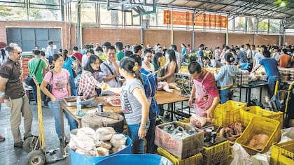 Los mercados chinos abren los domingos en varias ciudades de Venezuela, con productos a precios controlados