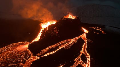 Los metales que se encuentran cerca del núcleo de la Tierra se funden y emergen a la superficie en pequeñas fisuras