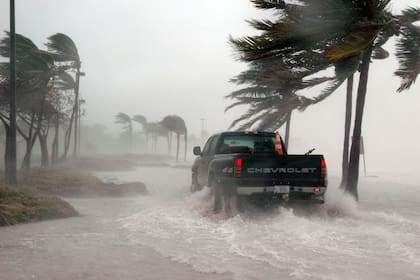 Los meteorólogos prevén fuertes lluvias periódicas desde las Bahamas hasta Florida durante la semana