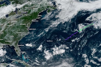 Los meteorólogos pronostican que Andrea perderá características tropicales esta noche, convirtiéndose en remanente postropical antes de disiparse completamente el jueves