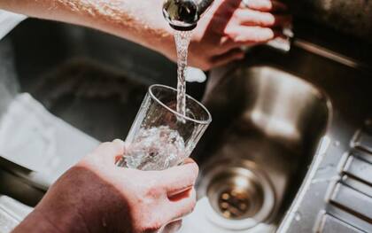 Los microplásticos están presentes tanto en el agua del grifo como en la embotellada