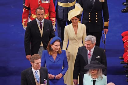 Los Middleton; atrás, Pippa y James, los hermanos de Kate. Pippa llevó un diseño de Claire Mischevani y un tocado de Jane Taylor London. Y James, chaleco haciendo juego. Delante de ellos, sus padres, Carole (vestida por Catherine Walker) y Michael.