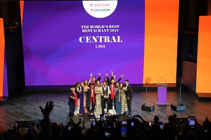 Los miembros de Central, en el escenario del Teatro de la Ópera de Les Arts, en Valencia