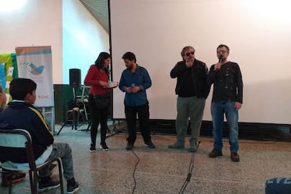 Los miembros de Fundación DAC, Marcela Carreira y Ricardo Piterbarg, y Dante Otaz, docente de la escuela, junto al actor Claudio Rissi durante el debate.