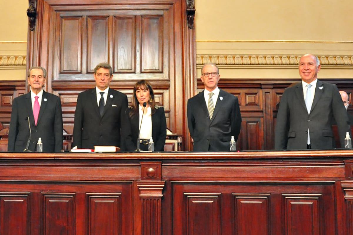 Los miembros de la Corte y Reyes en el medio