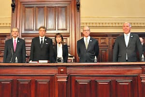 Los miembros de la Corte y Reyes en el medio