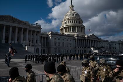 Los miembros de la Guardia Nacional de Estados Unidos pasan junto a ensayo general para la 59º ceremonia inaugural del presidente electo Joe Biden, en el Capitolio de los Estados Unidos el 18 de enero de 2021 en Washington, DC