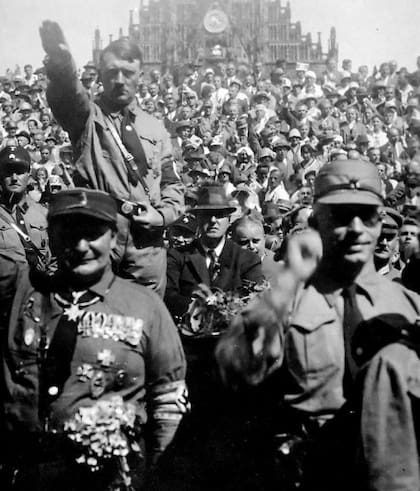 Los miembros de la SA, conocidos como camisas pardas, fueron la fuerza paramilitar que ayudó al nazismo a imponer miedo en las calles