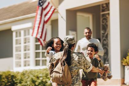 Los miembros de las Fuerzas Armadas en Estados Unidos tienen una amplia gama de beneficios para proteger a sus familias incluso después de su muerte
