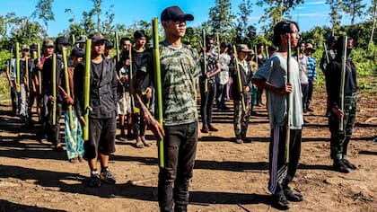 Los miembros de las Fuerzas de Defensa del Pueblo se entrenan con armas de mentira