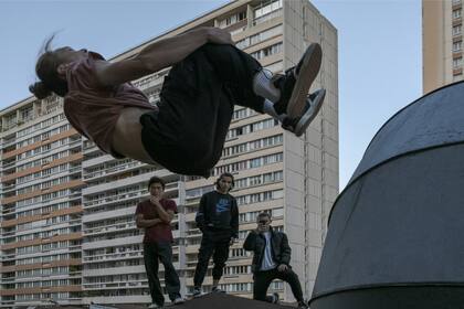 Los miembros de On The Spot Parkour, en un entrenamiento en París. (Mauricio Lima/The New York Times)
