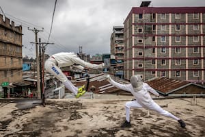 La esgrima ofrece esperanza a los adolescentes de un barrio de Nairobi asolado por el crimen y las carencias