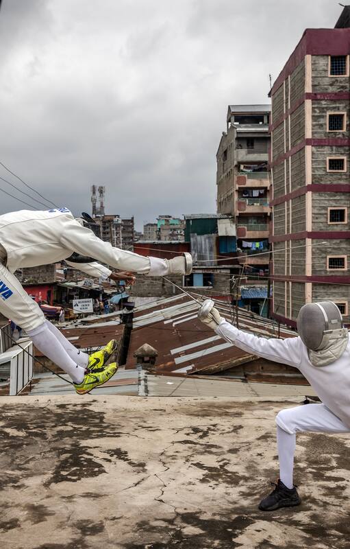 Los miembros del Club Tsavora Fencing Mtaani participan de una sesión de entrenamiento de 'fencing mtaani', que significa 'esgrima en las calles' en swahili, en el asentamiento de Mathare, en Nairobi