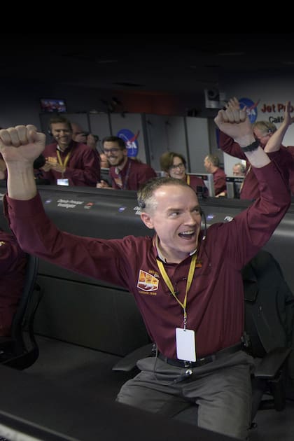 Los miembros del equipo de Mars Insight, Kris Bruvold, a la izquierda, y Sandy Krasner festejan, el lunes 26 de noviembre de 2018, dentro del Área de Apoyo de la Misión en el Laboratorio de Propulsión a Chorro de la NASA en Pasadena, California, después de recibir la confirmación de que el aterrizaj