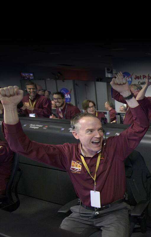 Los miembros del equipo de Mars Insight, Kris Bruvold, a la izquierda, y Sandy Krasner festejan, el lunes 26 de noviembre de 2018, dentro del Área de Apoyo de la Misión en el Laboratorio de Propulsión a Chorro de la NASA en Pasadena, California, después de recibir la confirmación de que el aterrizaj