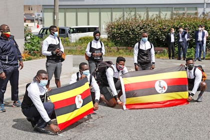 Los miembros del equipo olímpico de Uganda, en una foto en la llegada a Osaka para competir en los Juegos Olímpicos
