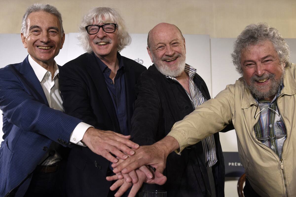 Los miembros del grupo de comedia argentina Les Luthiers, Jorge Luis Maronna, Carlos López Puccio, Marcos Mundstock y Carlos Núñez Cortés posan durante una conferencia de prensa en Oviedo, España, el 17 de octubre de 2017. Les Luthiers recibiró el Premio Princesa de Asturias de Comunicación y Humani