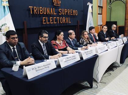 Los miembros del Tribunal Supremo Electoral de Guatemala, en una sesión