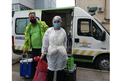 Los miércoles y los viernes,un chofer del SAME y una enfermera o médica del banco pasan con una ambulancia del hospital por los hogares de las donantes a retirar la leche y a entregarles nuevos frascos estériles