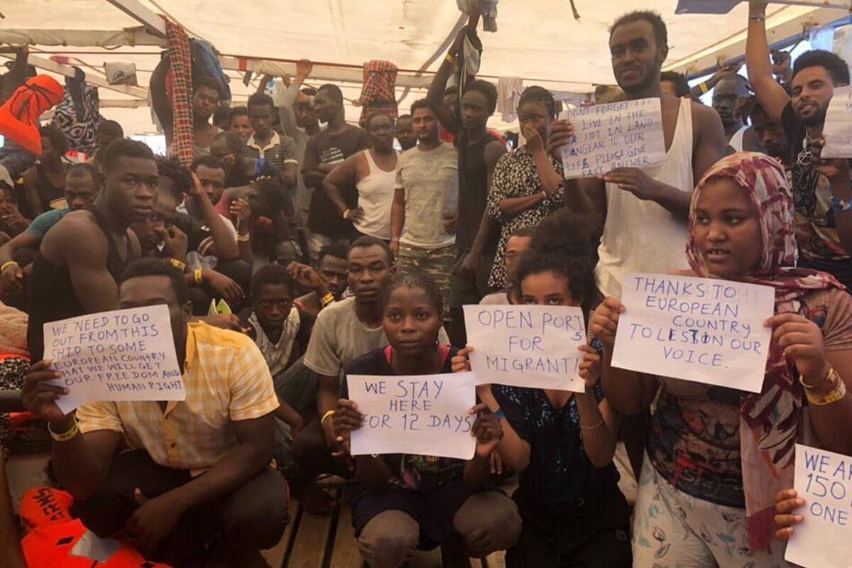Los migrantes a bordo del Open Arms, ayer, a la espera de llegar a tierra firme