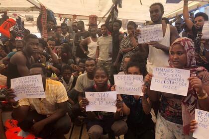 Los migrantes a bordo del Open Arms, ayer, a la espera de llegar a tierra firme