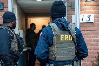 Los migrantes aseguran que fueron encontrados gracias a información que había proporcionado para obtener la licencia