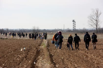 Los migrantes caminan hacia la frontera entre Turquía y Grecia