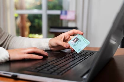 Los migrantes con green card que permanezcan fuera de EE.UU. por más de un año, deberán solicitar una visa