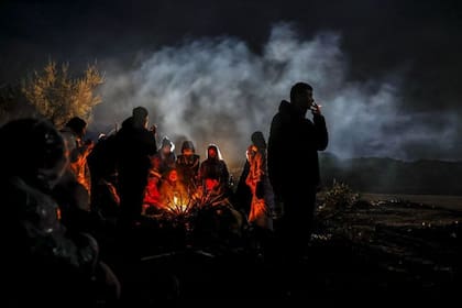 Los migrantes cortan matorrales y cactus para encender hogueras