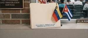 La propuesta de ley que crearía una vía hacia la residencia permanente