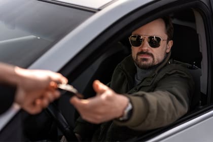 Los migrantes deben tener a mano ciertos documentos frente a una parada de auto para evitar problemas con ICE