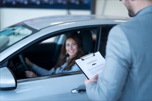 La advertencia del DMV sobre una nueva estafa a migrantes que buscan registrar un auto en EE.UU.