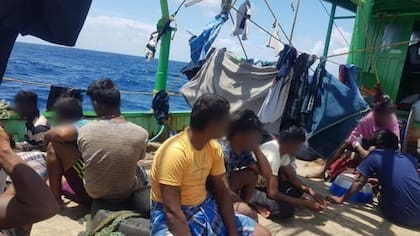 Los migrantes, en una foto que tomaron en el barco antes de llegar al atolón