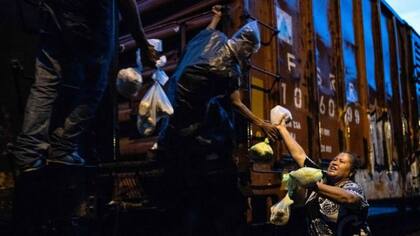 Los migrantes esperan horas, y a veces días, para abordar un tren de La Bestia en México