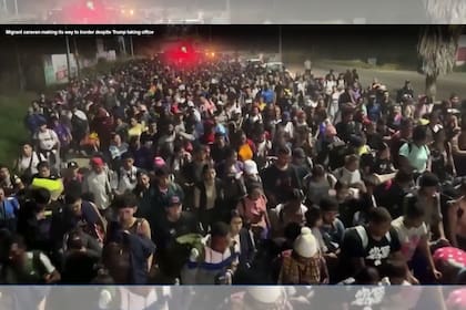 Los migrantes forman caravanas porque creen que hay seguridad en los números, ya que es difícil o imposible para los agentes de inmigración detener a grandes grupos de personas (Captura YouTube)