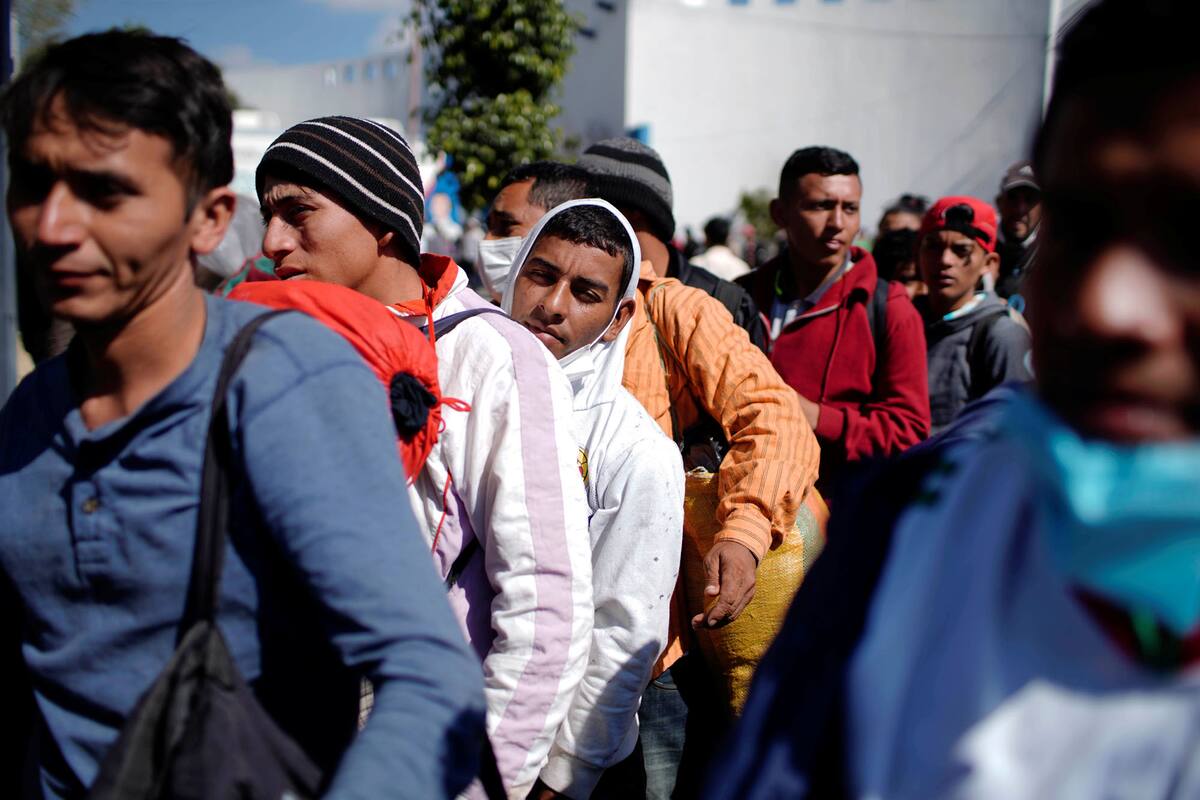 Los migrantes hacen fila para el transporte en un refugio provisional durante su viaje hacia los Estados Unidos, en Puebla, México, el 28 de enero.
