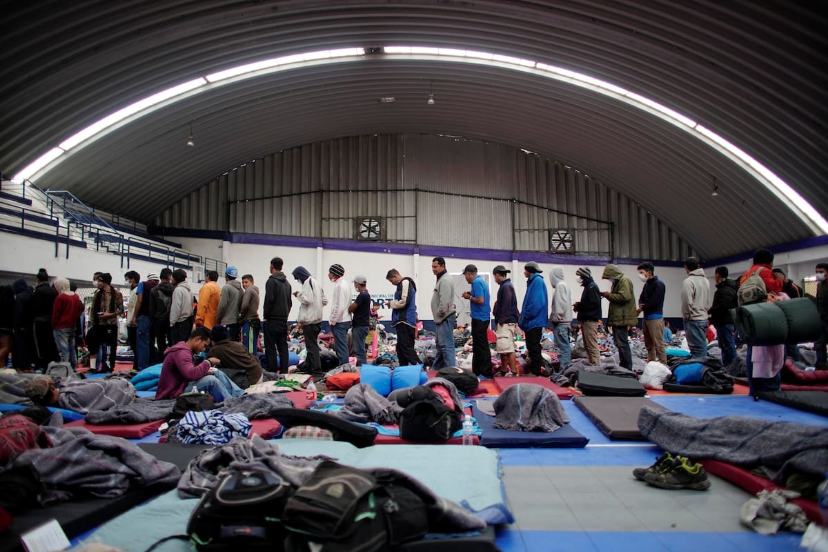 Los migrantes hacen fila para recibir comida en un refugio provisional durante su viaje hacia los Estados Unidos, en Puebla, México, el 28 de enero.