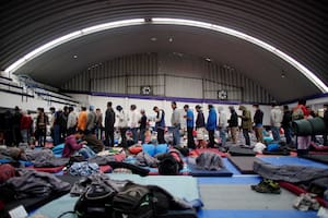 Los migrantes hacen fila para recibir comida en un refugio provisional durante su viaje hacia los Estados Unidos, en Puebla, México, el 28 de enero.
