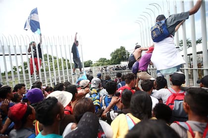 Los migrantes intentan franquear el paso a Ciudad Hidalgo