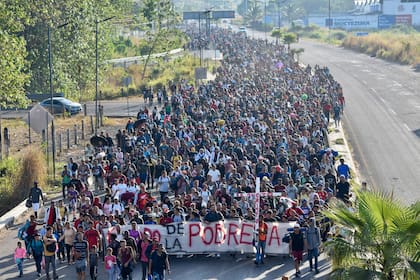 Los migrantes parten de Tapachula, México, el domingo 24 de diciembre de 2023. La caravana comenzó su viaje hacia el norte a través de México pocos días antes de que el secretario de Estado de Estados Unidos, Antony Blinken, llegue a la Ciudad de México para discutir nuevos acuerdos para controlar el aumento de migrantes que buscan ingresar a Estados Unidos. (Foto AP/Edgar Hernández Clemente)