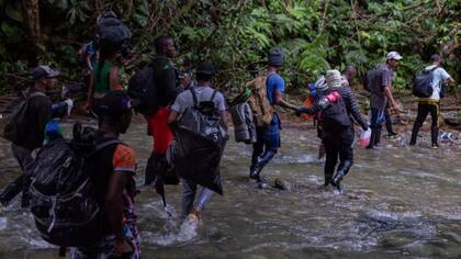 Los migrantes que cruzan la peligrosa selva del Darién atraviesan ríos y afrontan amenazas de grupos armados