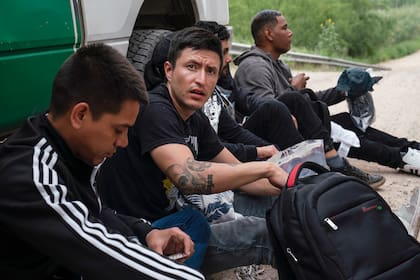 Los migrantes que son devueltos a sus países suelen viajar esposados de pies y manos (AP Foto/Veronica G. Cárdenas)