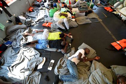 Los migrantes rescatados, en el barco