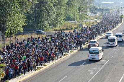 Los migrantes suelen agruparse en multitudinarias caravanas para evitar ataques de bandas y detenciones de funcionarios migratorios (AP Foto/Edgar H. Clemente)
