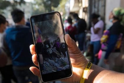 Los migrantes tienen acceso a videos en los que los traficantes promocionan sus servicios