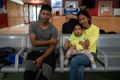 Los migrantes venezolanos Robert Granado, de 26 años, su prima, Lilibeth García Granado, de 32 años, médica, y la hija de ella, Cataleya García Granado, se sientan juntos para un retrato en una estación de autobuses en Brownsville, Texas, el 9 de agosto de 2024, un día después de cruzar la frontera con una cita de CBP One. (Foto, Verónica Gabriela Cárdenas/The Texas Tribune vía AP)