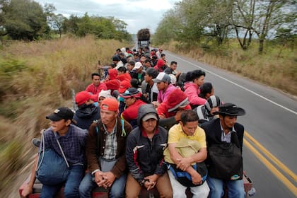 Los migrantes viajan en la parte trasera de un camión, en Tierra Blanca, México, el 27 de enero.