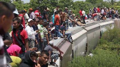 Los migrantes viajan sobre los techos de los trenes de La Bestia para llegar a EE.UU